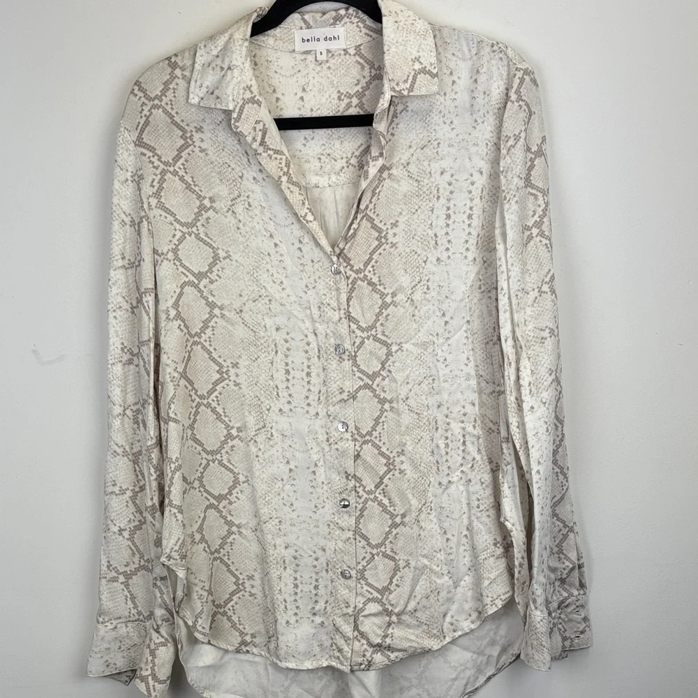 Bella Dahl Beige Snake Print Soft Button Down Shirt Size small - Picture 2 of 9
